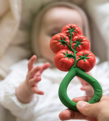 Gryzak - Grzechotka z organicznego kauczuku Hevea RATTLE TOMATO Pomidorki Koktajlowe