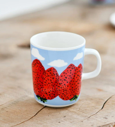 Kubek z porcelany 250 ml MANSIKKACUORET Coffee Mug by Marimekko