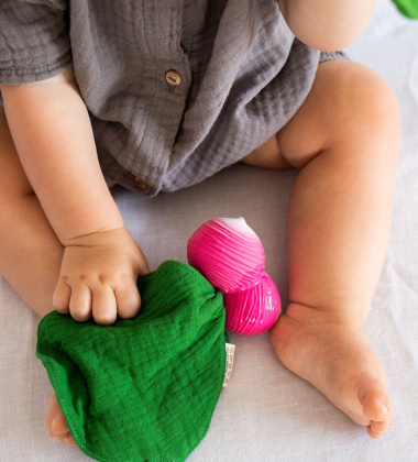 Gryzak z pieluszką - rzodkiewka MINI DOUDOU TEETHER RAMONA Radish