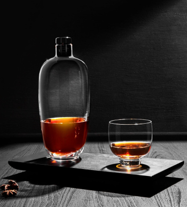 Karafka wysoka do whisky z drewnianą tacą MALT WHISKY BOTTLE TALL WITH WOODEN TRAY SET 2 by Mikko Laakkonen