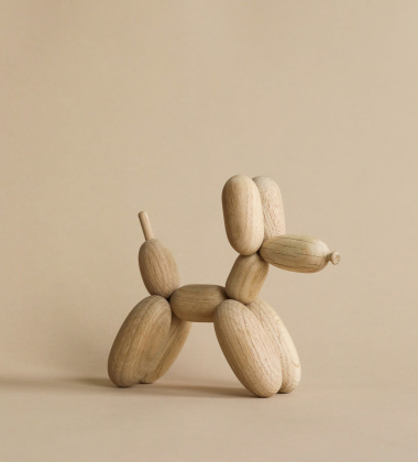 Drewniana figurka pieska 13x5,5x16,5 cm BALLOON D'OG Small White Oak by BoyHood