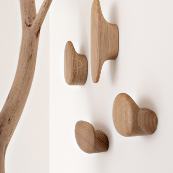 Komplet drewnianych wieszaków ENKI Wall Hooks Set 4 - Oak