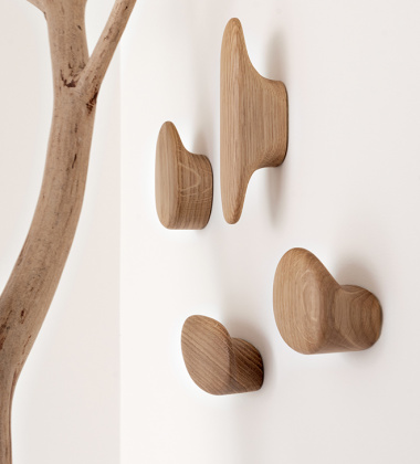 Komplet drewnianych wieszaków ENKI Wall Hooks Set 4 - Oak