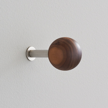 Komplet drewnianych wieszaków DOTS Wall Hooks Set of 5 - Walnut SS