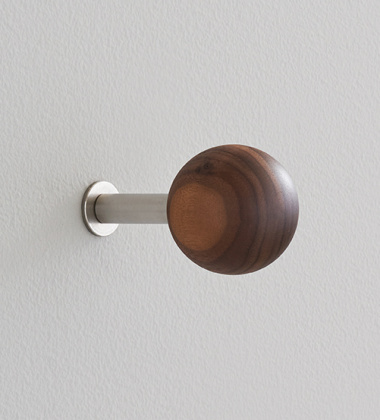 Komplet drewnianych wieszaków DOTS Wall Hooks Set of 5 - Walnut SS