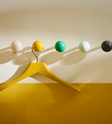 Komplet drewnianych kolorowych wieszaków DOTS Set of 5 - Palm Springs SS