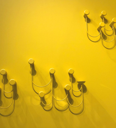 Wieszak ścienny ze świecznikiem 57,5x47,5x12 cm PINA Wall Hanger 5 Hooks - Citrus Yellow