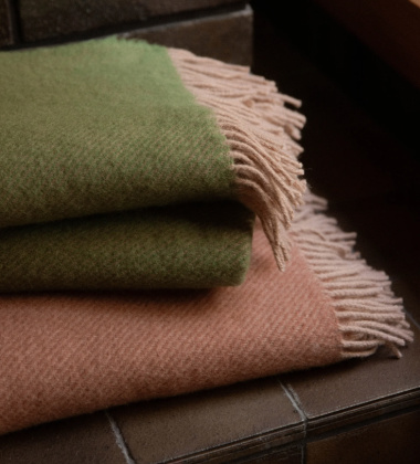 Koc wełniany z frędzlami 130x200 ILO Wool Blanket - Powder-Olive