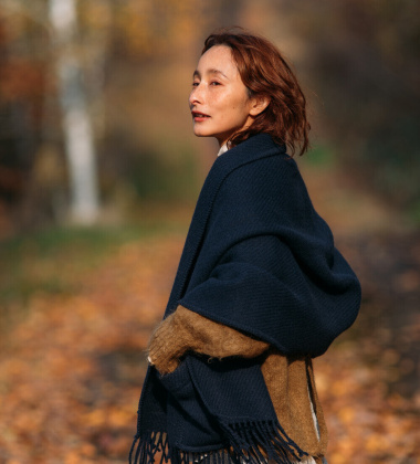 Szal-ponczo wełniany z kieszeniami 60x170 UNI Wool Pocket Shawl - Midnight Blue