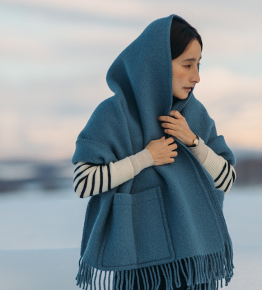 Szal-ponczo wełniany z kieszeniami 60x170 UNI Wool Pocket Shawl - Rainy Blue