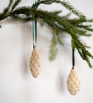 Zawieszka drewniana szyszka świerkowa Jacaranda Wooden Ornament - Spruce Cone