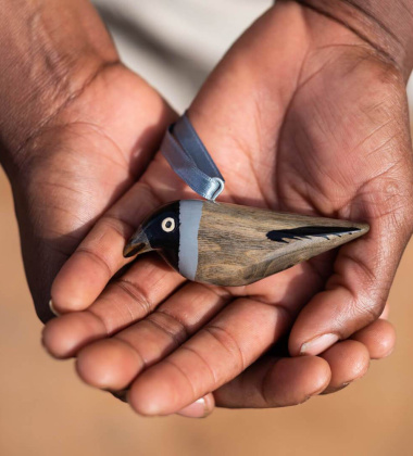 Zawieszka drewniany ptaszek kawka Jacaranda Wooden Ornament - Jackdaw