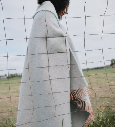 Koc wełniany z frędzlami 130x200 ILO Wool Blanket - Powder-Light Blue