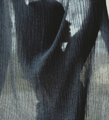 Ręcznik kąpielowy z gniecionego lnu 95x180 NYYTTI Black-Blueberry