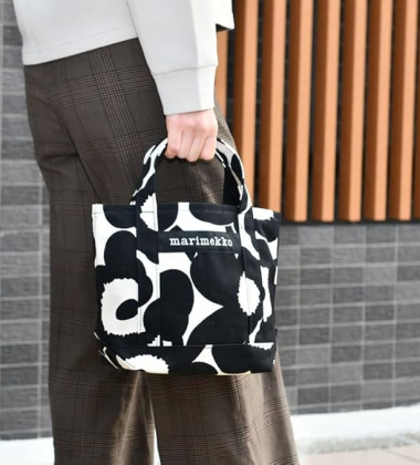 Torebka w kwiaty 23x31x13 SEIDI PIENI UNIKKO Tote bag by Marimekko Black-Off White