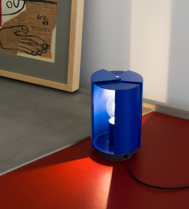 Lampa stołowa z regulacją światła PIVOTANTE À POSER 50th by Charlotte Perriand - Blue RAL5002