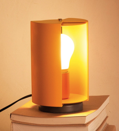 Lampa stołowa z regulacją światła PIVOTANTE À POSER 50th by Charlotte Perriand - Yellow RAL1033
