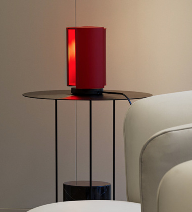 Lampa stołowa z regulacją światła PIVOTANTE À POSER 50th by Charlotte Perriand - Red RAL3002
