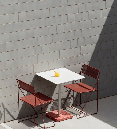 Stół outdoorowy 60x60xH74 TERRAZZO - Sky Grey Powder Coated Steel Top - Terrazzo Red Base - EXPO